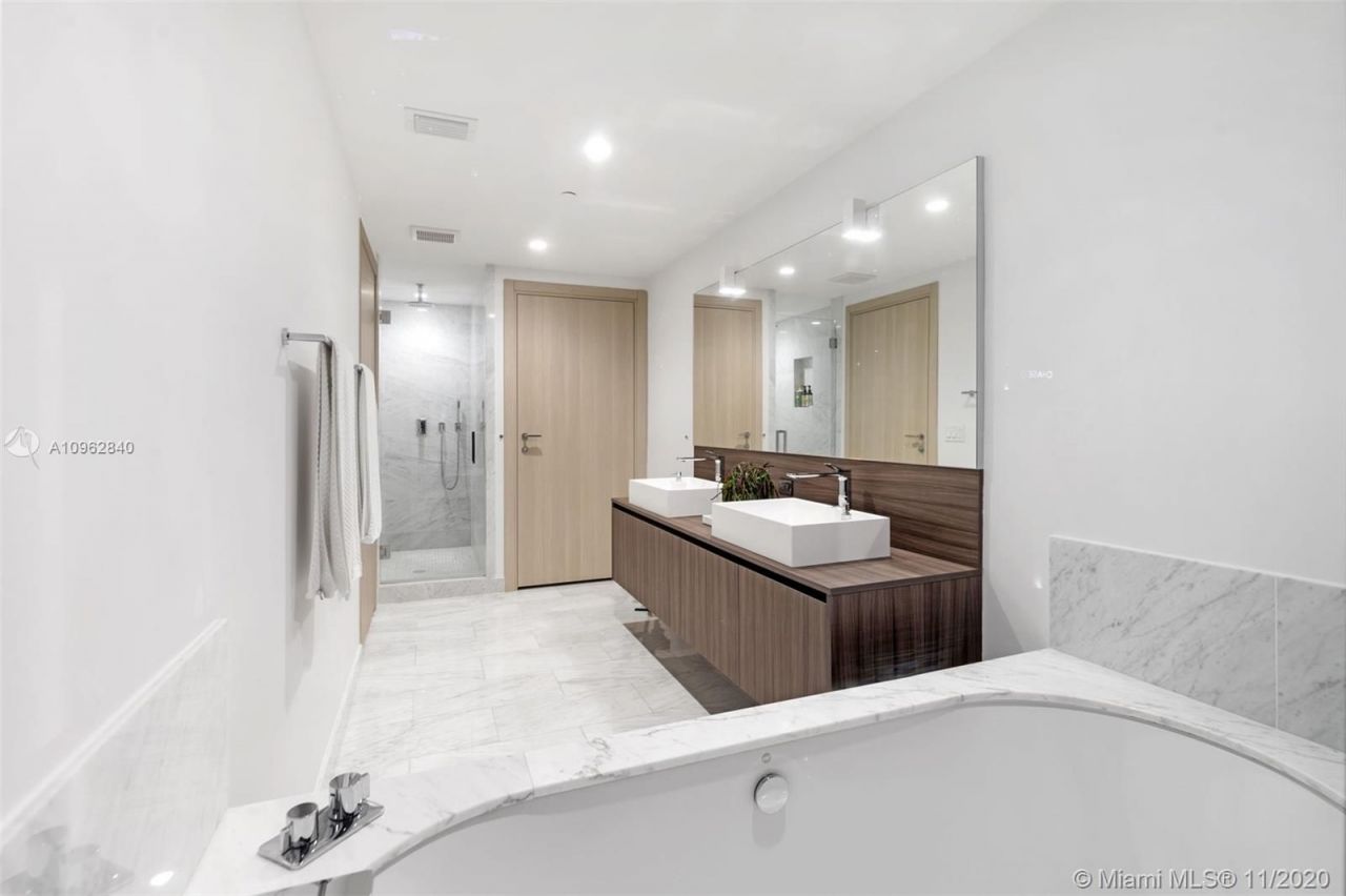 Flat in Miami, USA, 120 m² - picture 12