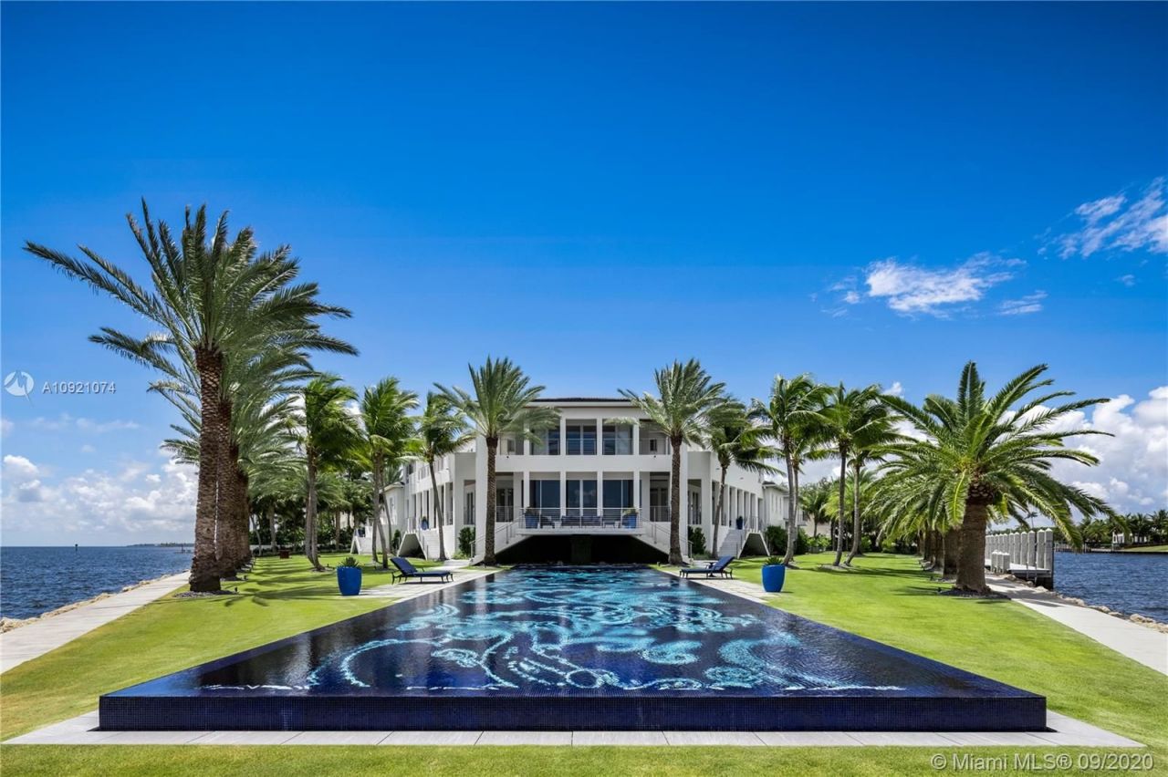 Villa in Miami, USA, 1 800 m² - Foto 1