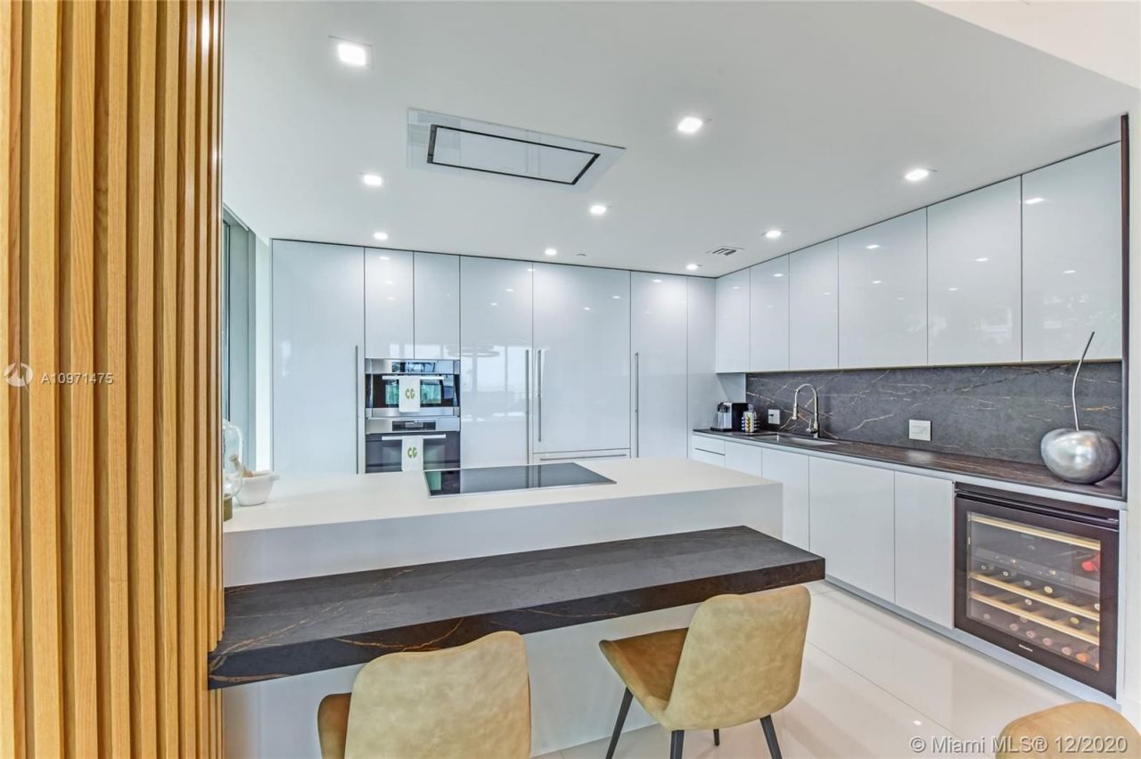 Flat in Miami, USA, 220 m² - picture 10