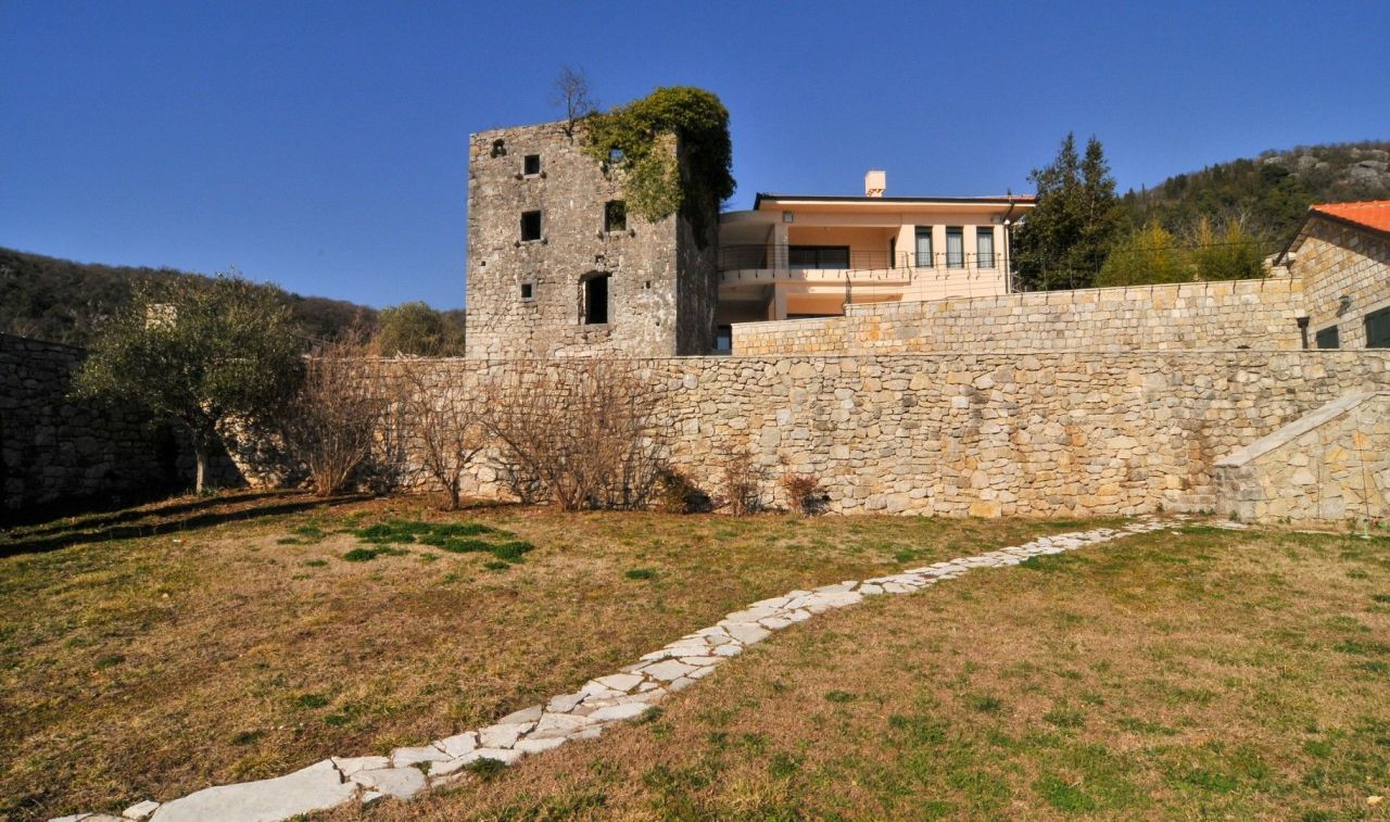 Villa en Herceg-Novi, Montenegro, 495 m² - imagen 1