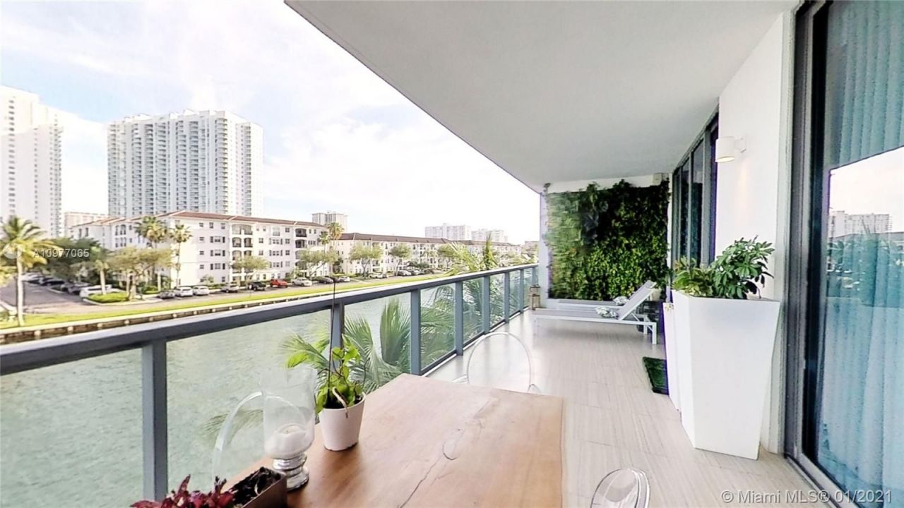 Flat in Miami, USA, 240 m² - picture 15