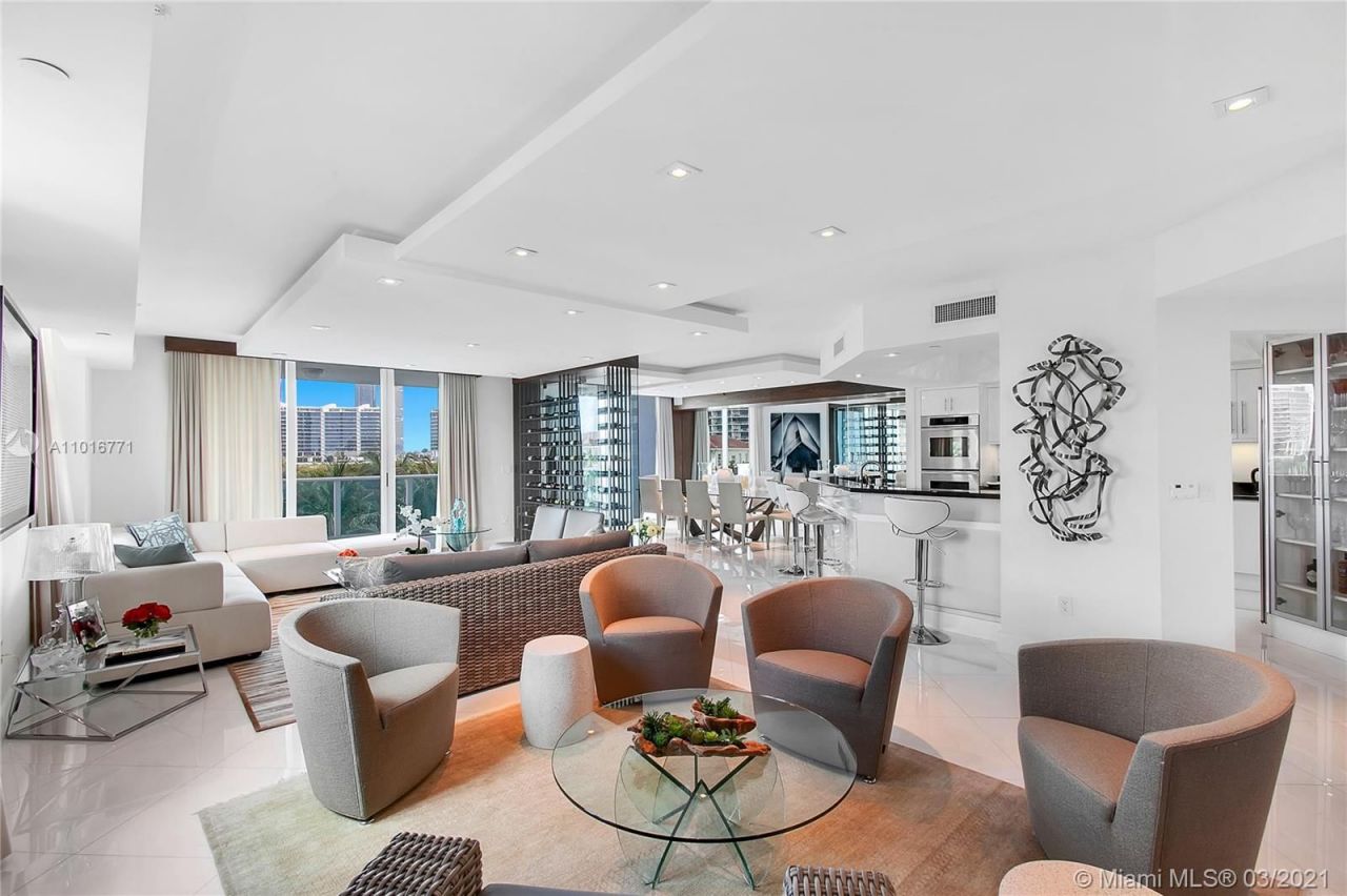 Flat in Miami, USA, 330 m² - picture 1