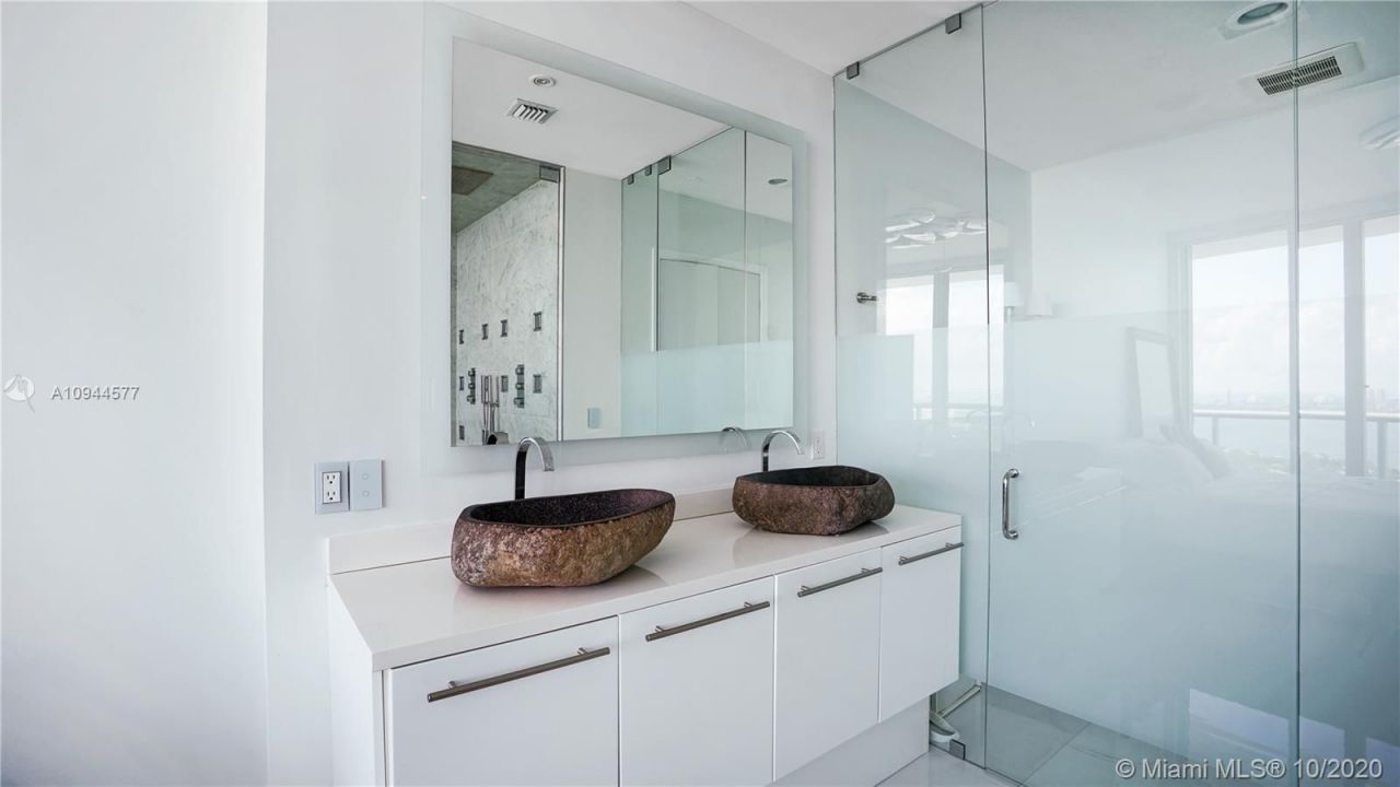 Flat in Miami, USA, 130 m² - picture 13