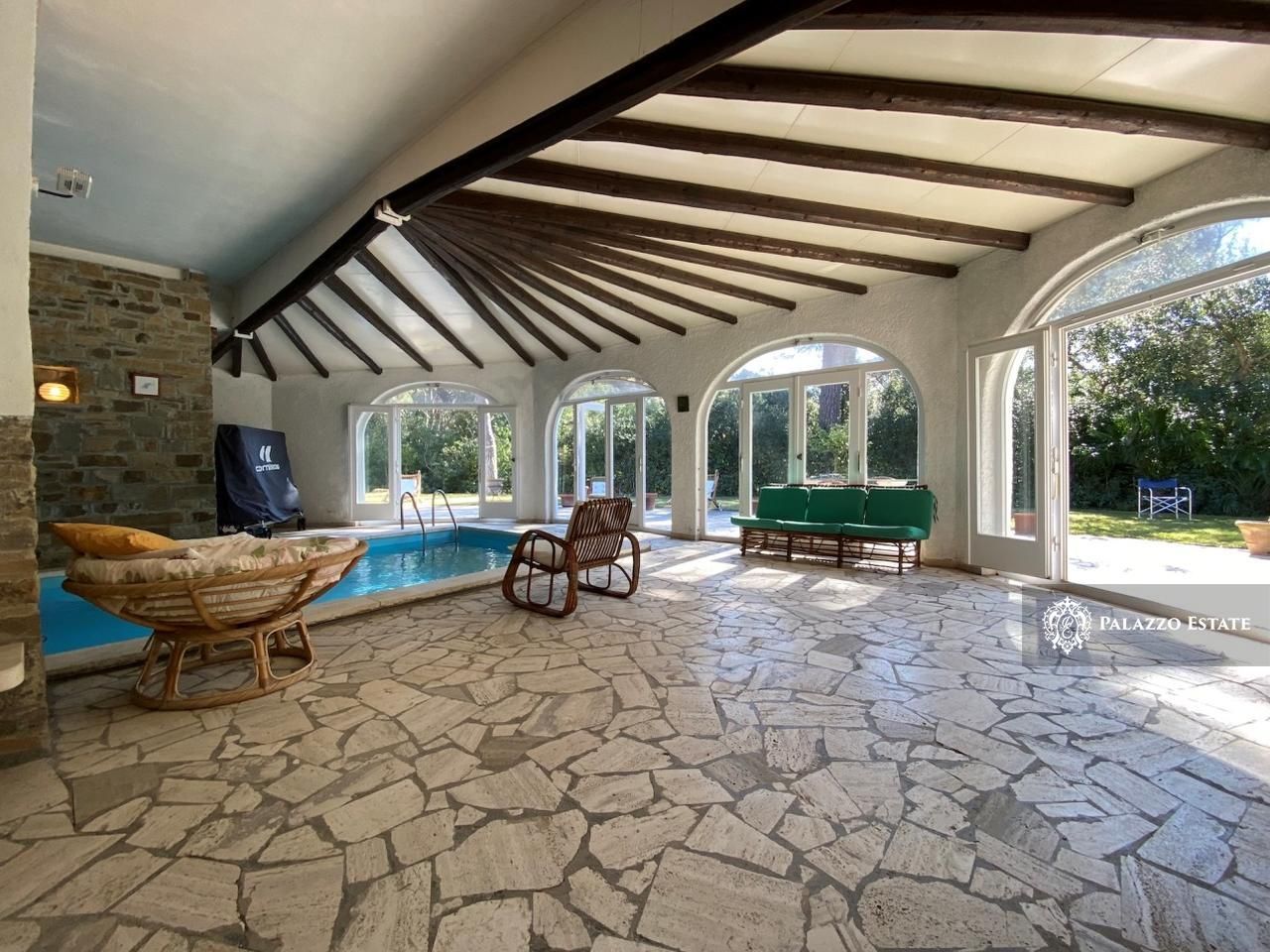 Villa à Roccamare, Italie, 350 m² - image 1