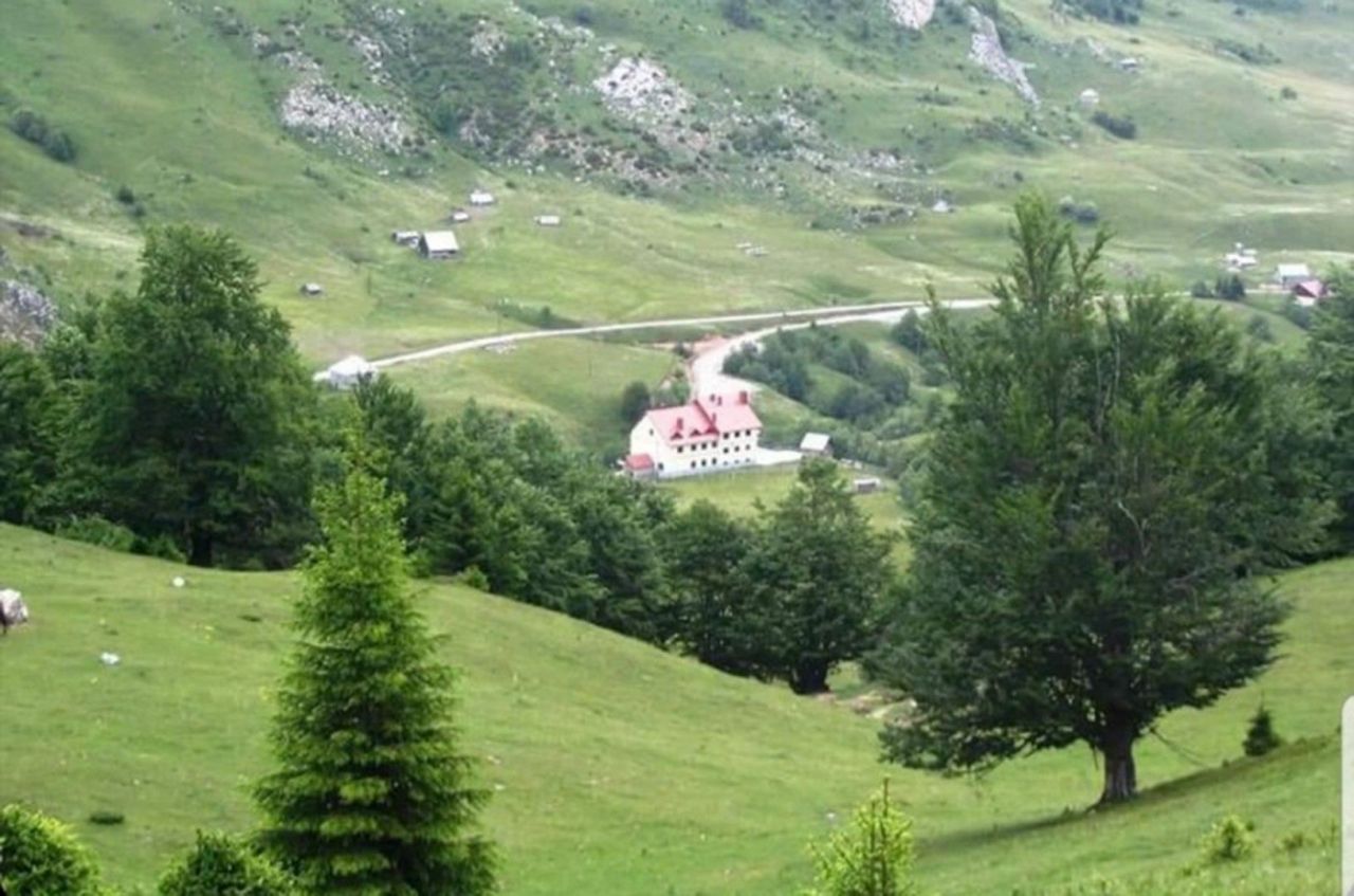 Terrain à Kolasin, Monténégro, 2 100 m² - image 1