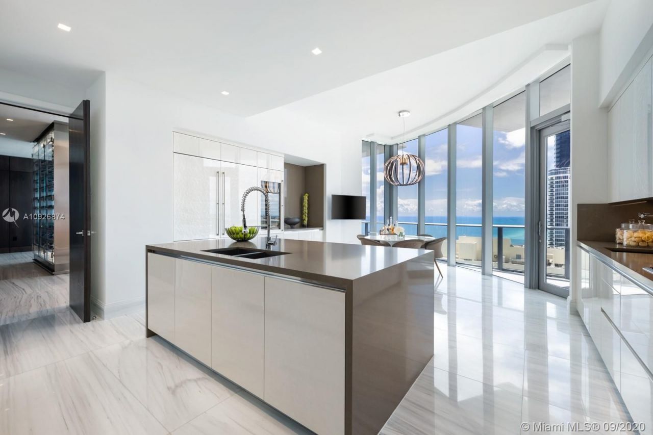 Penthouse in Miami, USA, 800 m² - picture 15