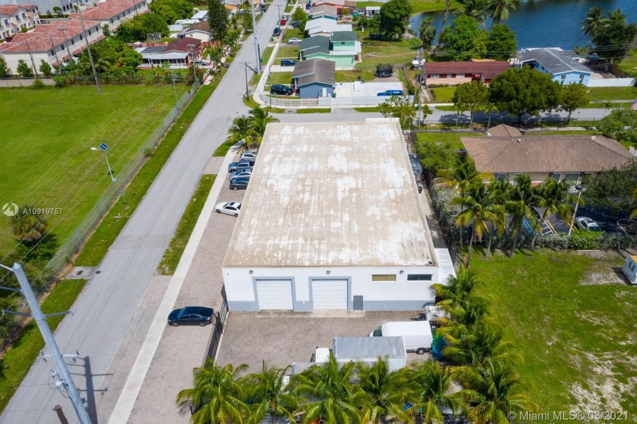 Commercial property in Miami, USA, 1 000 m² - picture 1