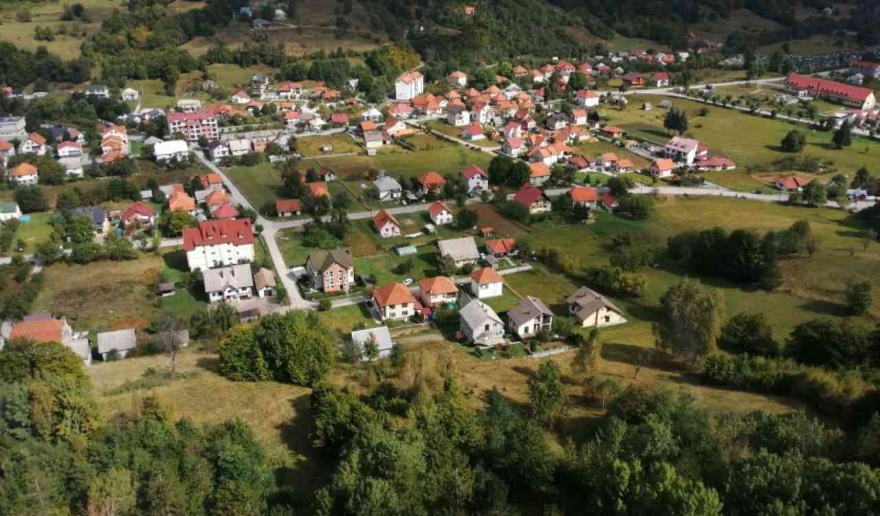 Terrain à Kolasin, Monténégro, 1 192 m² - image 1