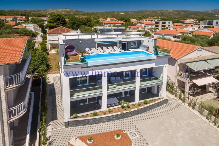 Villa à Rogoznica, Croatie, 377 m² - image 1