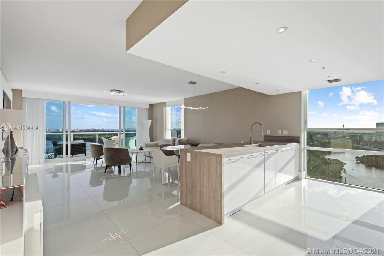 Flat in Miami, USA, 160 m² - picture 1