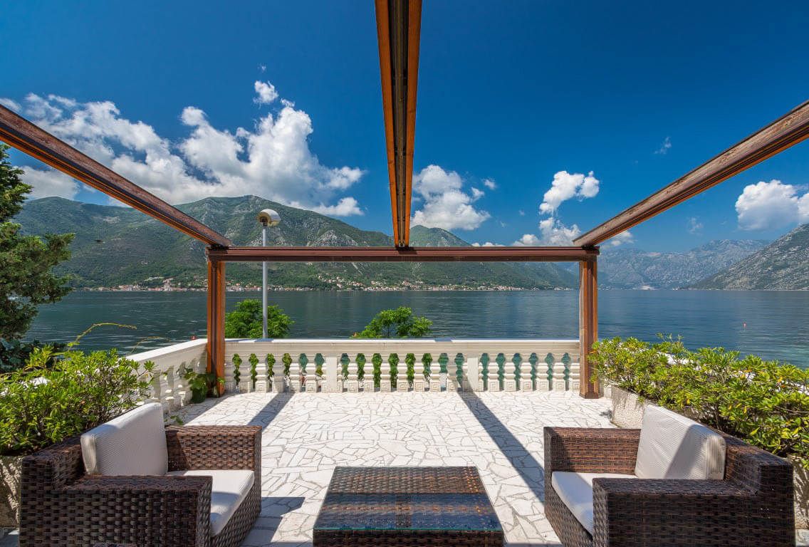 Villa in Dobrota, Montenegro, 365 m² - picture 1