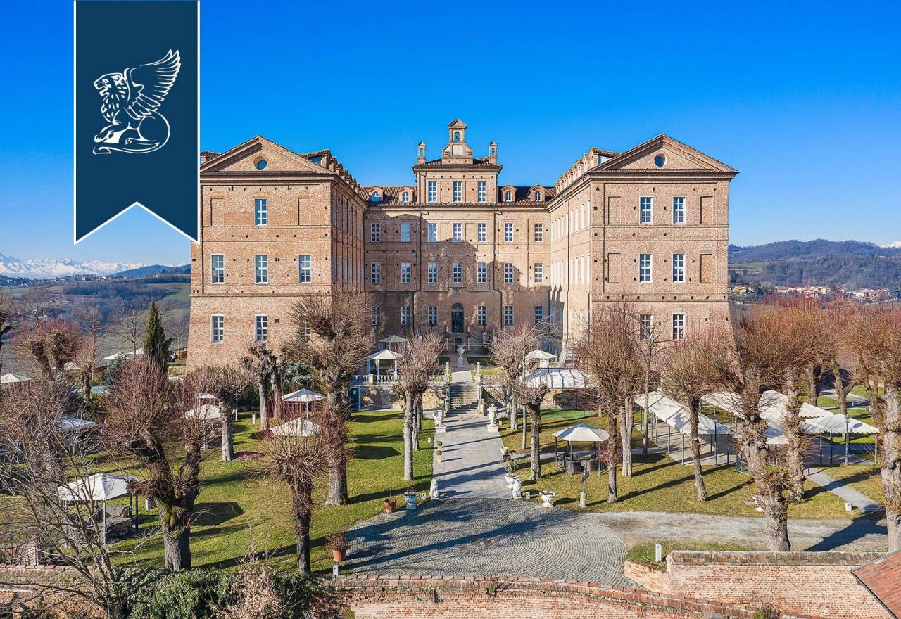 Château à Turin, Italie, 10 550 m² - image 1