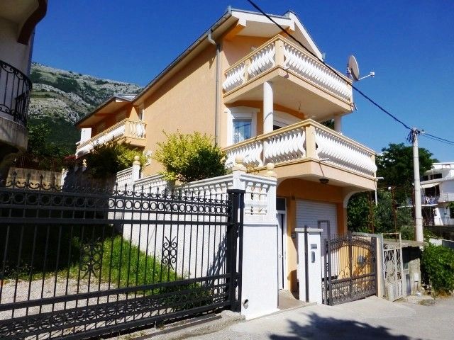 Haus in Sutomore, Montenegro, 220 m² - Foto 1