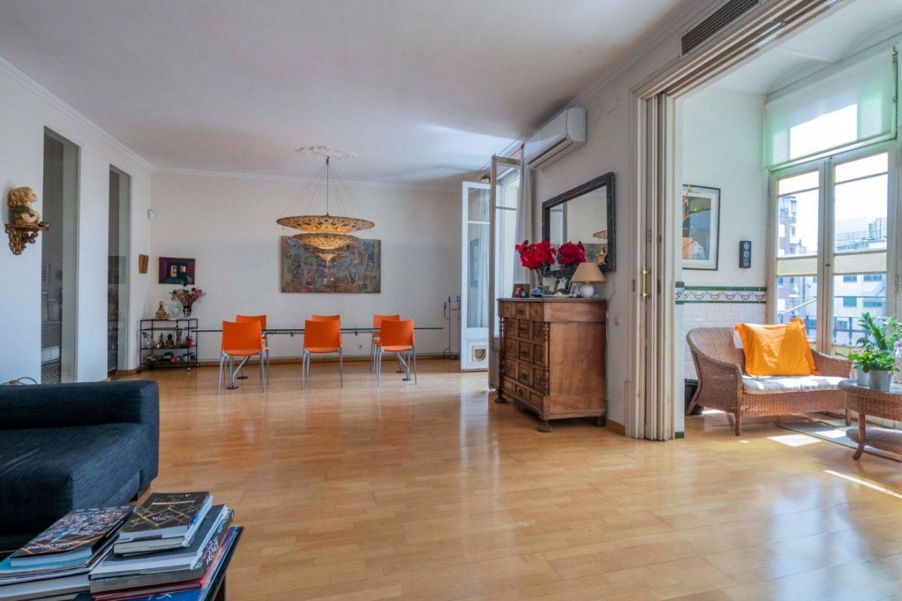 Piso en Barcelona, España, 209 m² - imagen 2
