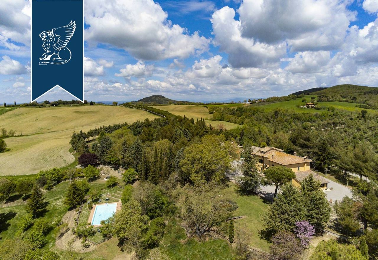 Granja en Montepulciano, Italia, 700 m² - imagen 1