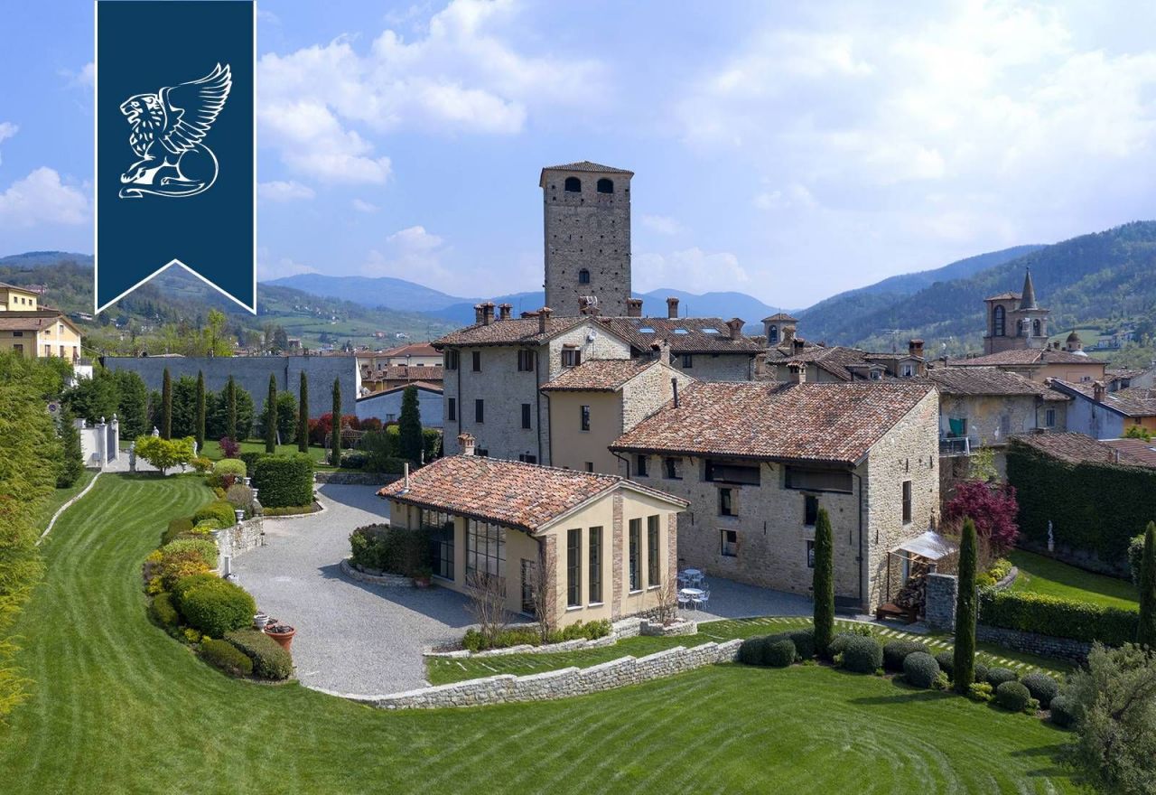 Castillo en Varzi, Italia, 12 358 m² - imagen 1