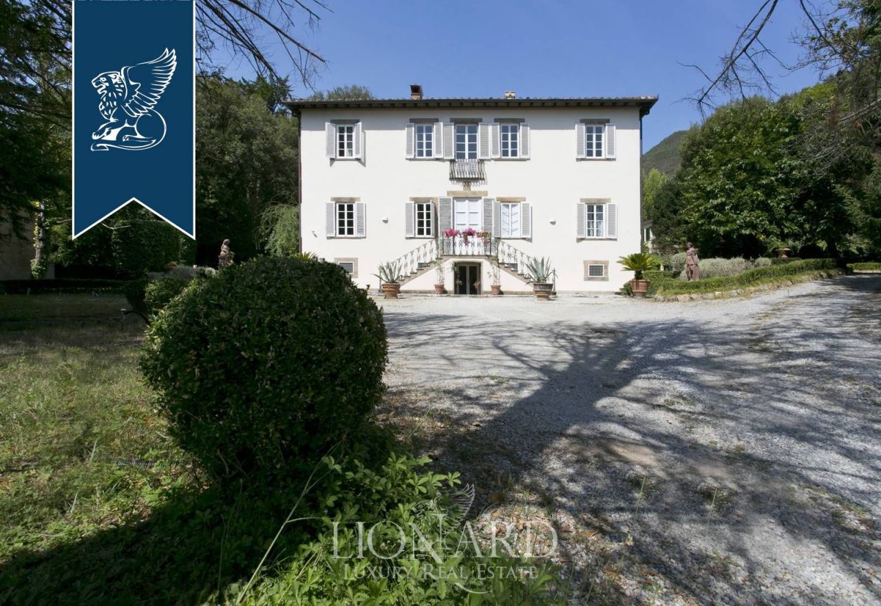 Villa in Lucca, Italy, 900 m² - picture 1