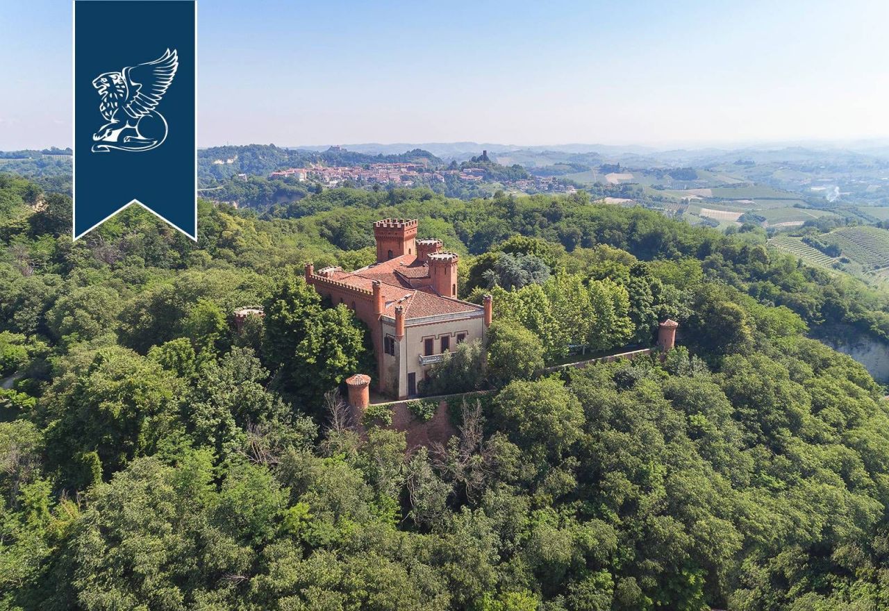 Château à Cuneo, Italie, 2 500 m² - image 1