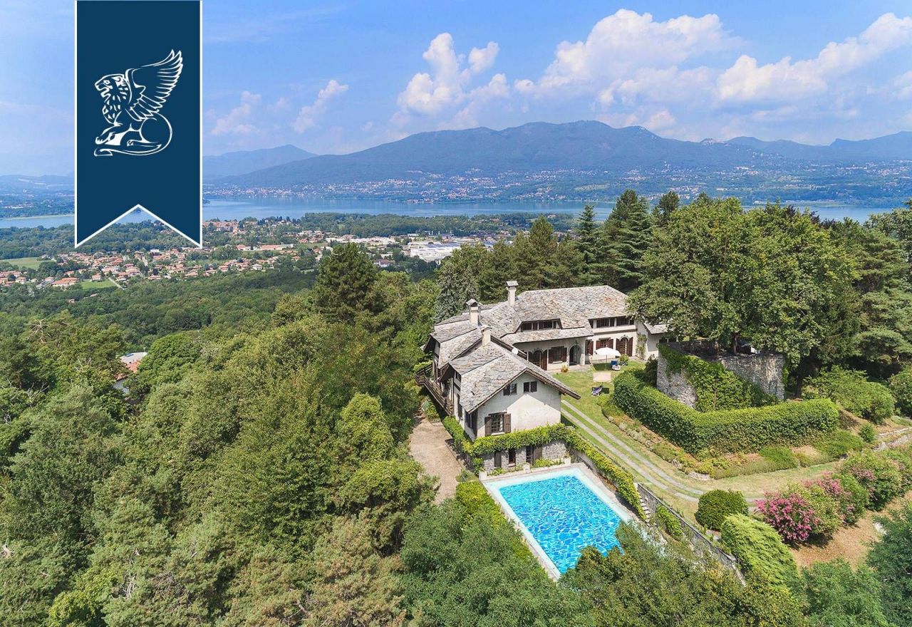 Villa en Bodio Lomnago, Italia, 1 000 m² - imagen 1