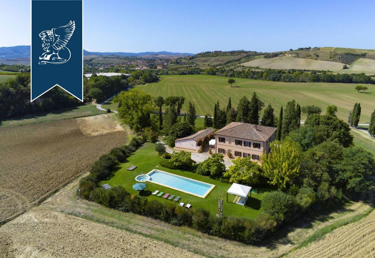 Villa in Montalcino, Italy, 750 m² - picture 1