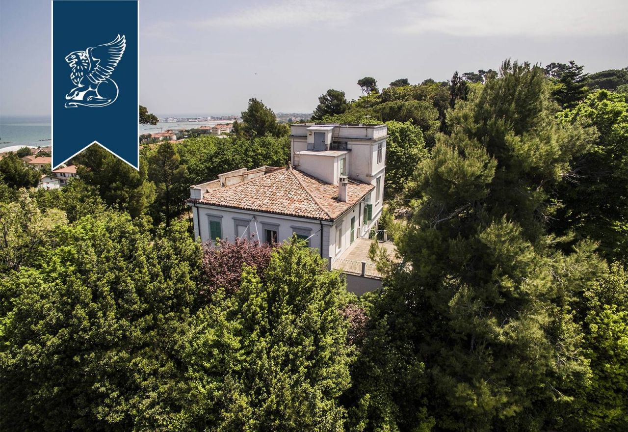 Villa à Fano, Italie, 450 m² - image 1