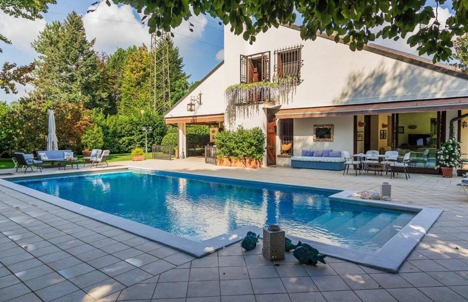 Villa in Appiano Gentile, Italien, 391 m² - Foto 1