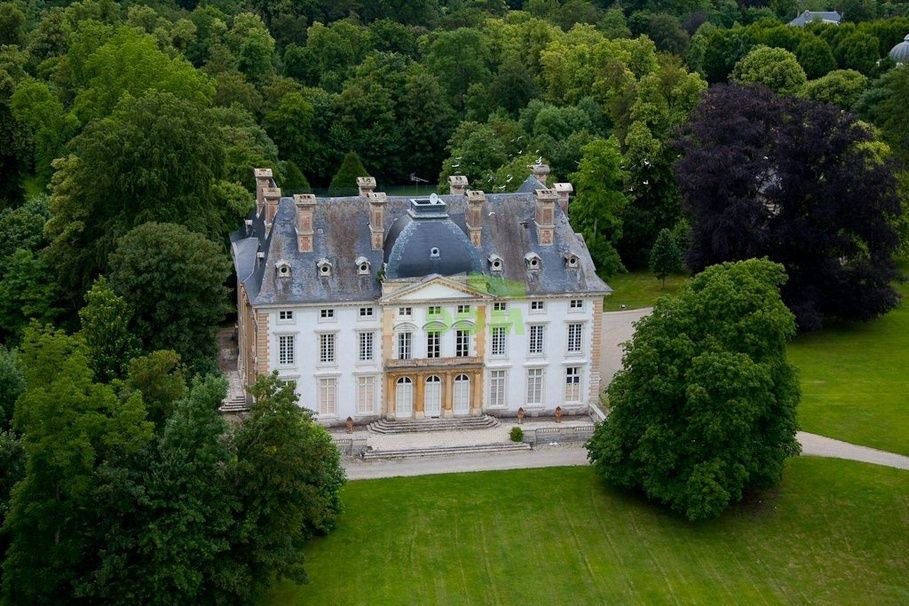 Castle in Paris, France, 5 000 m² - picture 1