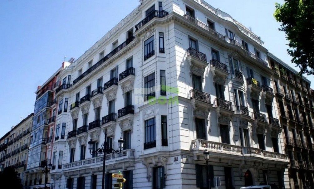 Commercial apartment building in Madrid, Spain, 2 490 m² - picture 1