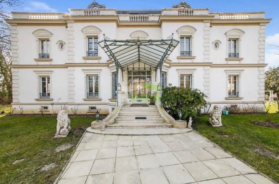 Mansion in Paris, France, 600 m² - picture 1