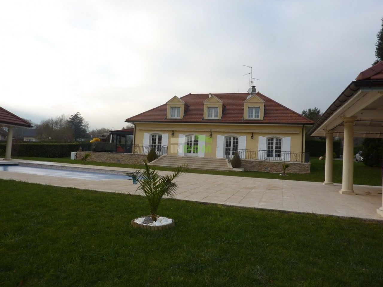 Villa à Divonne-les-Bains, France, 320 m² - image 2