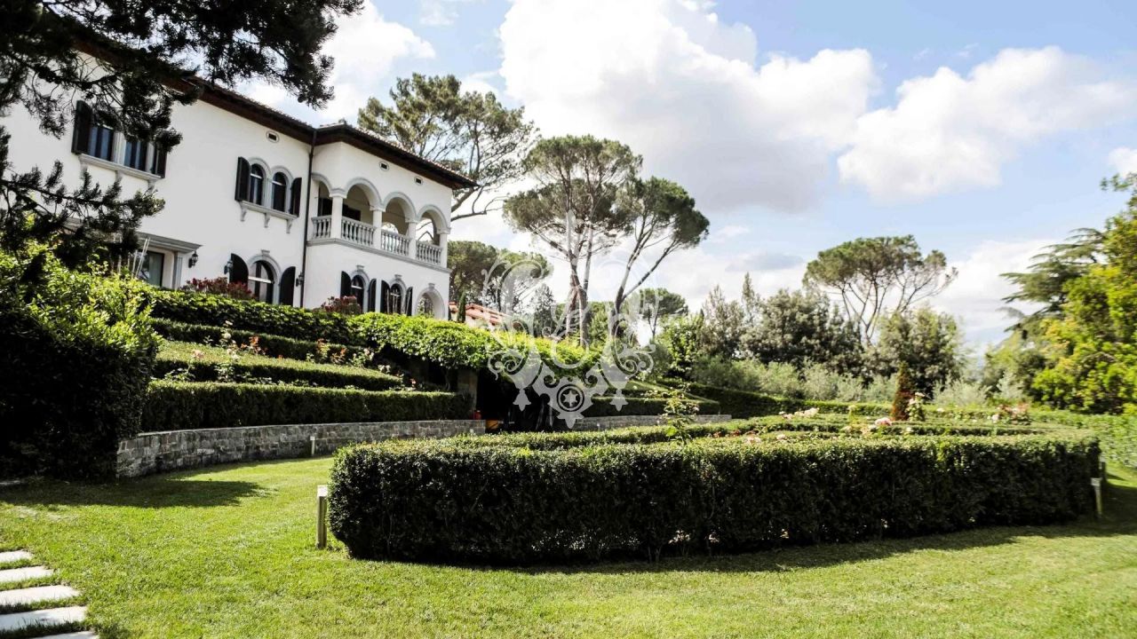 Villa à Florence, Italie, 713 m² - image 1