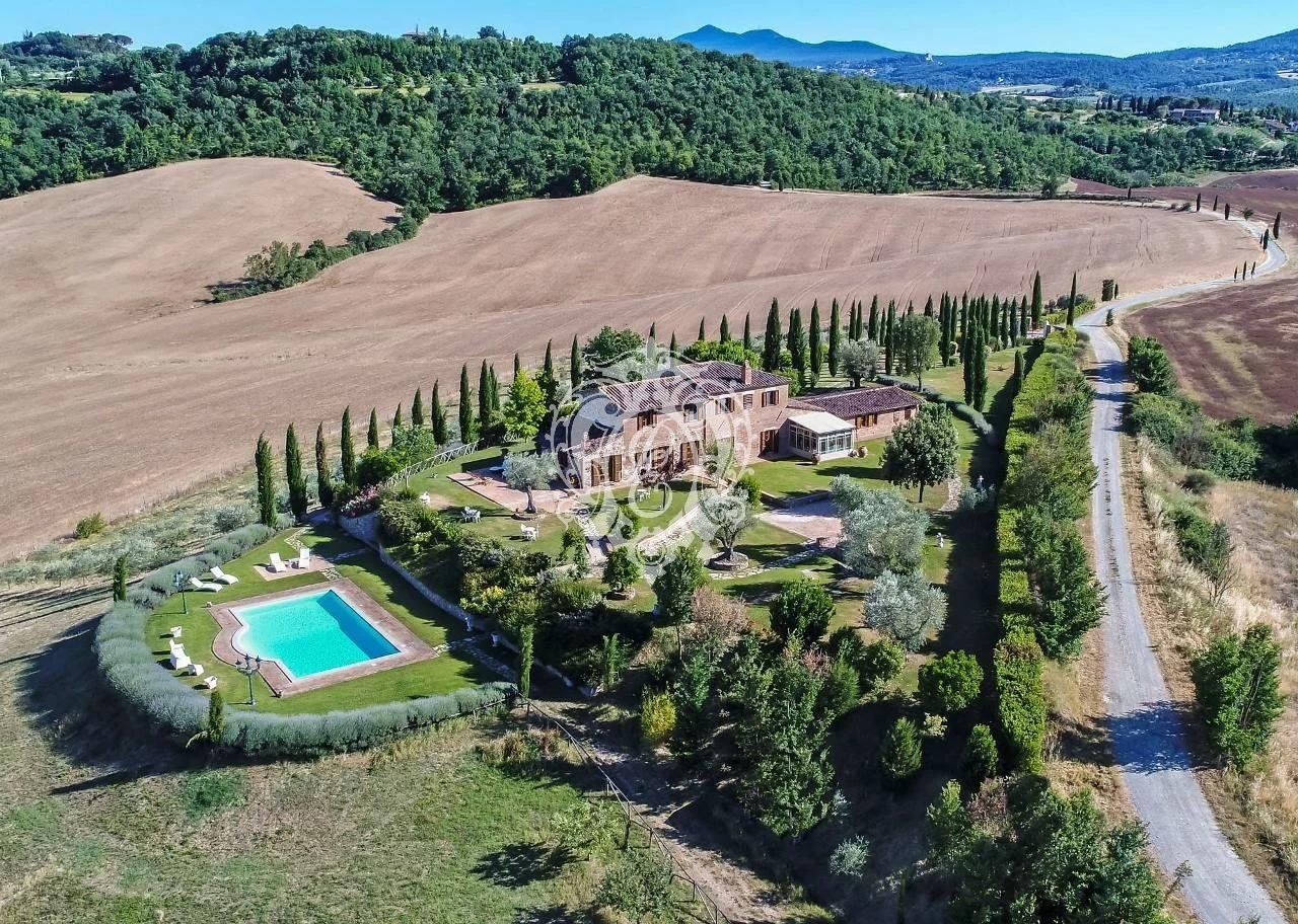 Maison à Chiusi, Italie, 450 m² - image 1