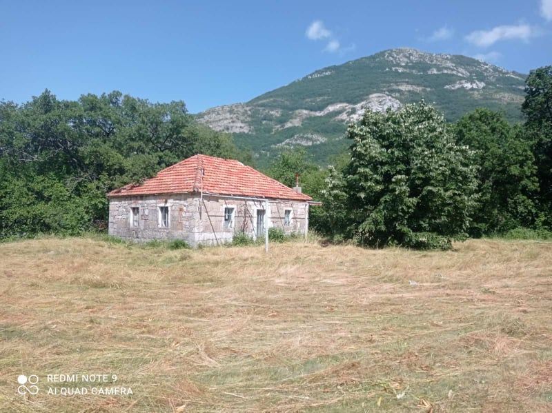 Maison à Risan, Monténégro, 65 m² - image 1