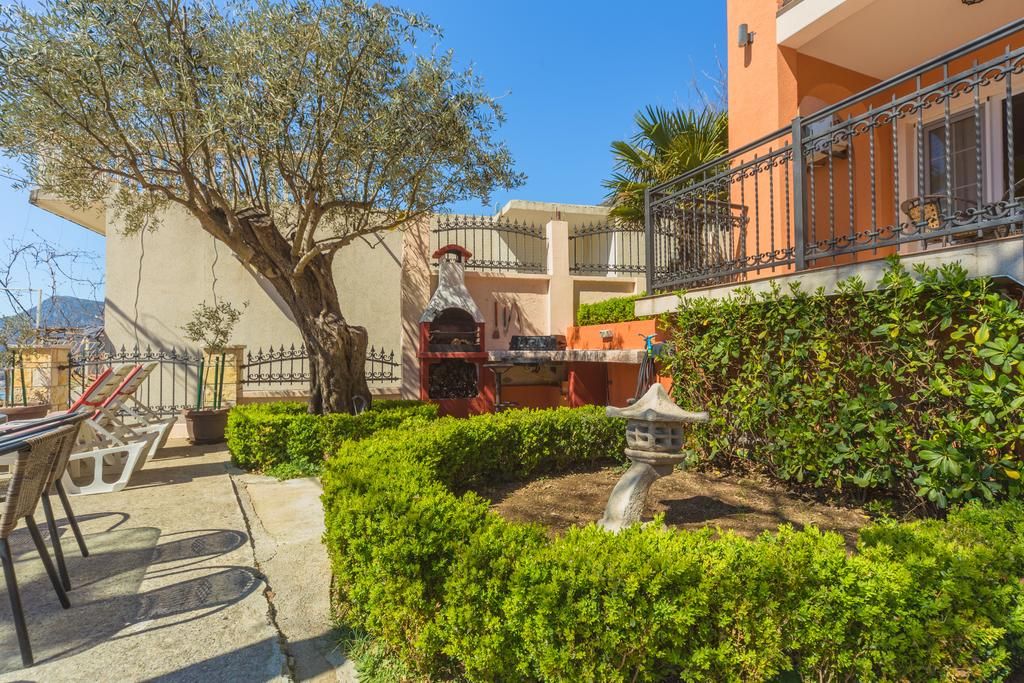 Commercial apartment building in Sutomore, Montenegro, 272 m² - picture 2