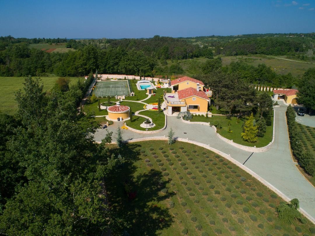 Casa en Zminj, Croacia, 800 m² - imagen 1