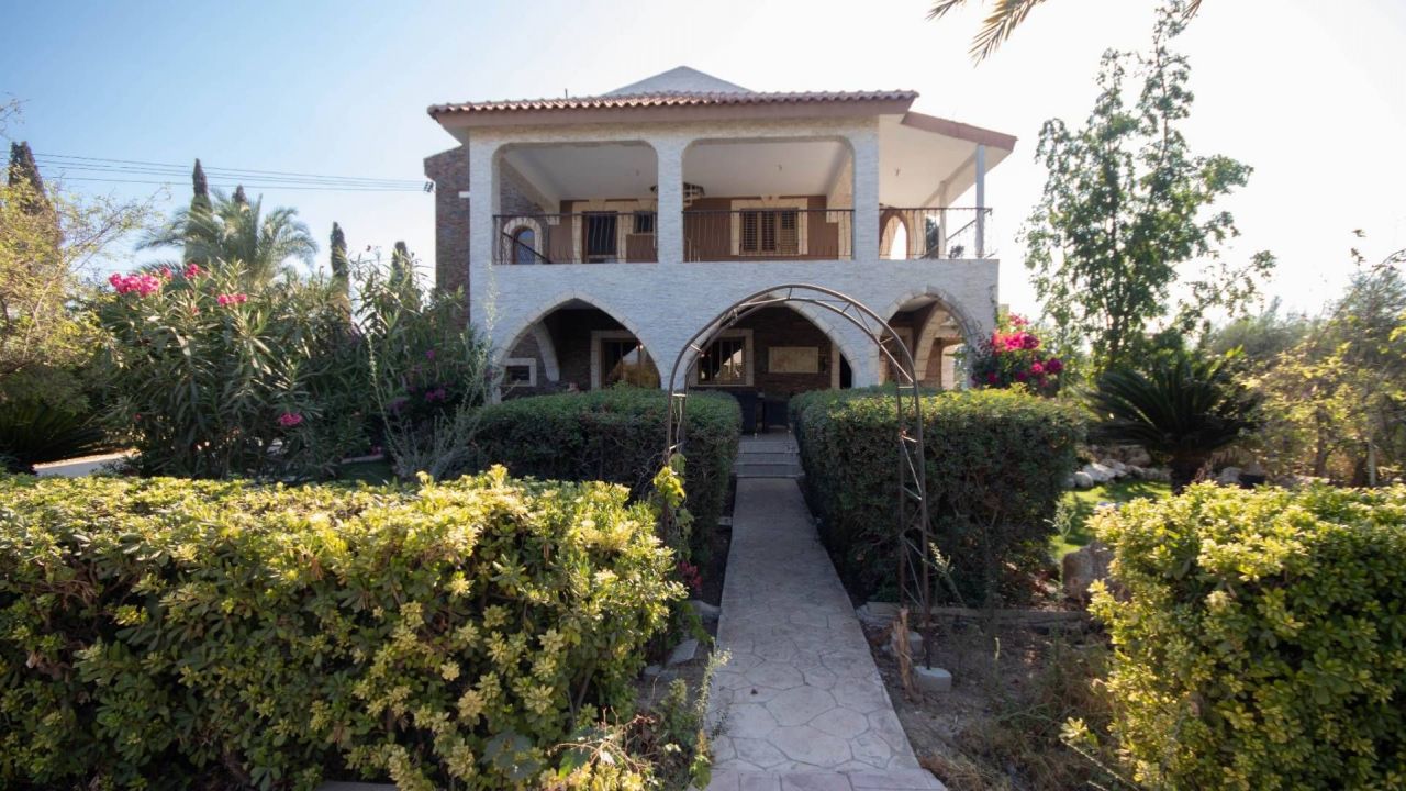 Villa in Larnaca, Cyprus, 300 m² - picture 1