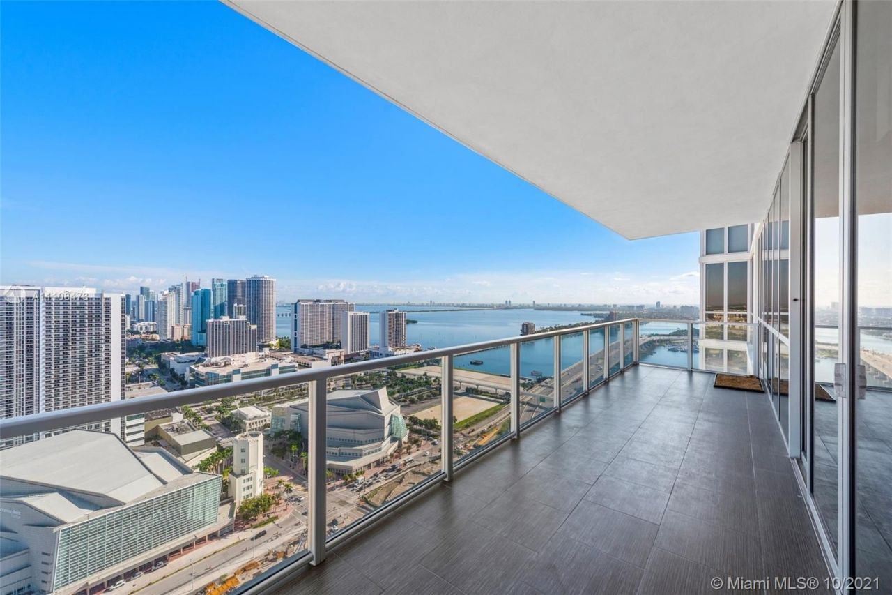 Apartamento en Miami, Estados Unidos, 160 m² - imagen 1