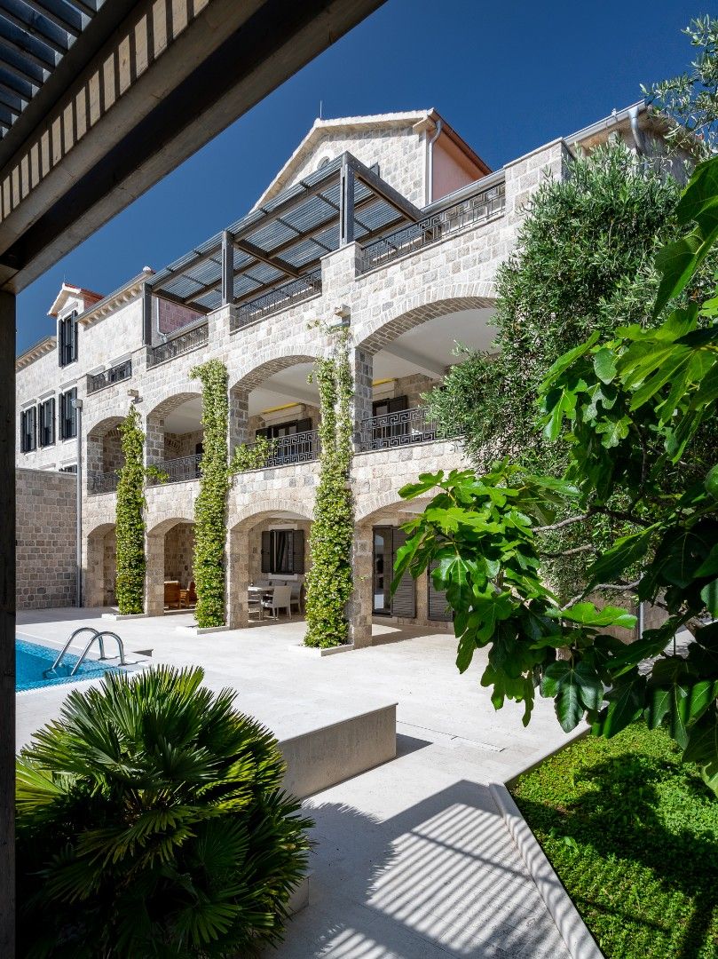 Villa in Risan, Montenegro, 554 m² - picture 1