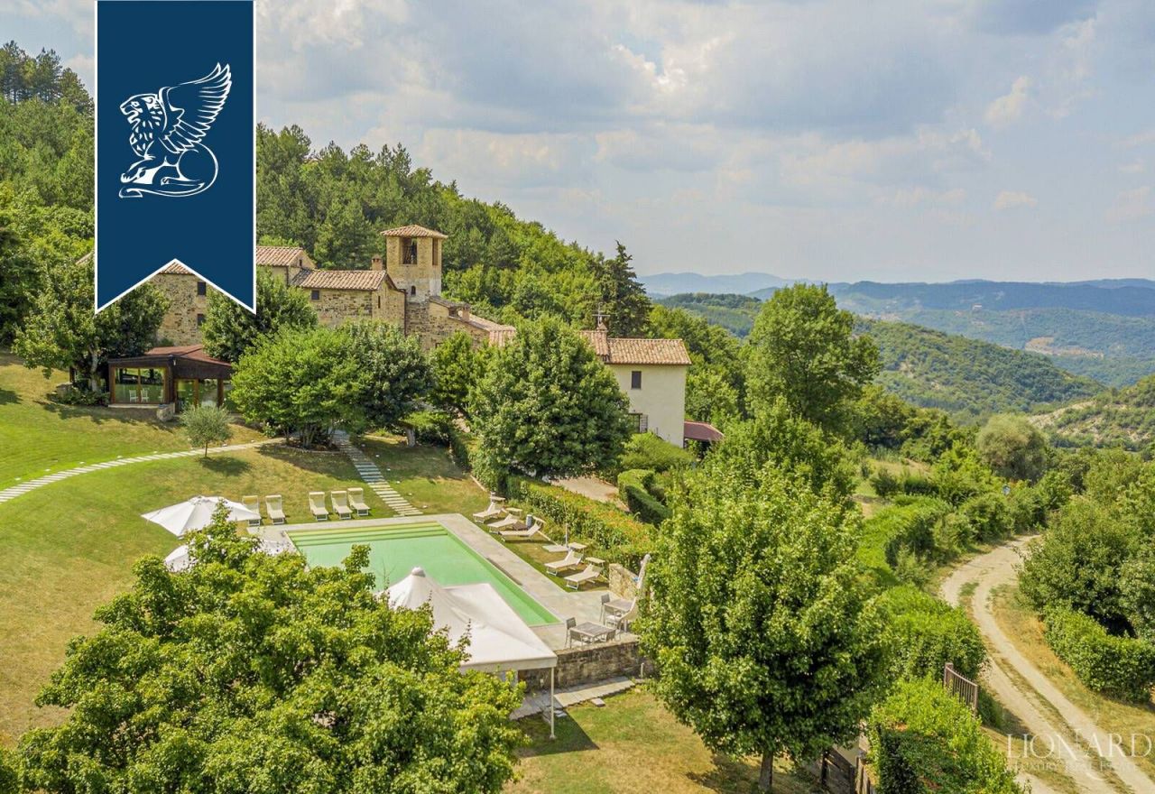 Maison à Umbertide, Italie, 1 500 m² - image 1