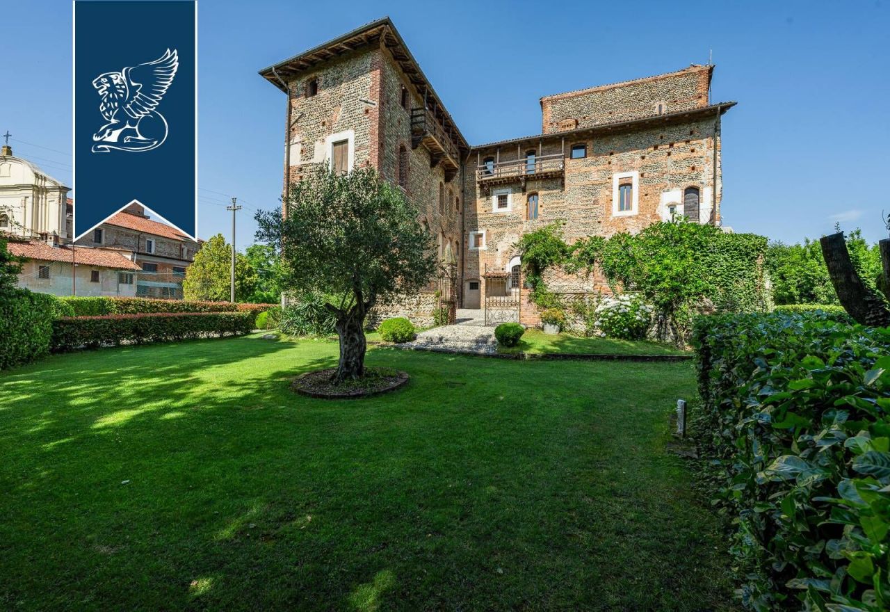 Château à Biella, Italie, 1 100 m² - image 1