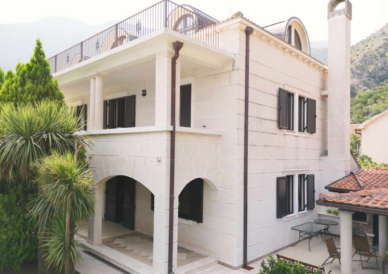 Villa in Risan, Montenegro, 350 m² - picture 1
