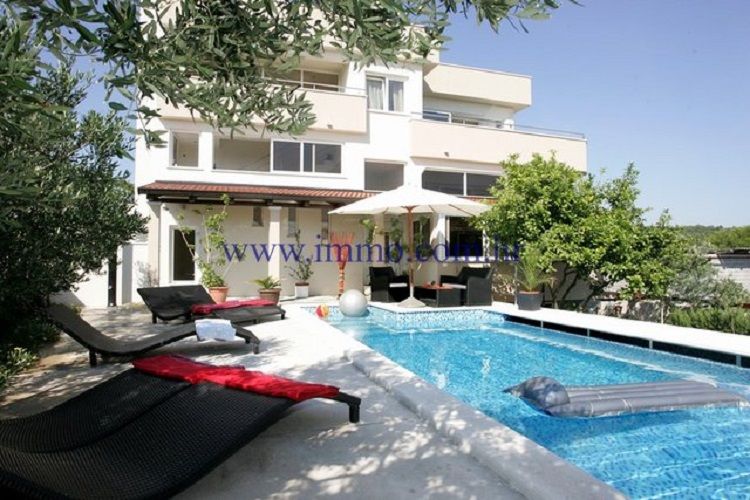 Villa à Trogir, Croatie, 260 m² - image 1