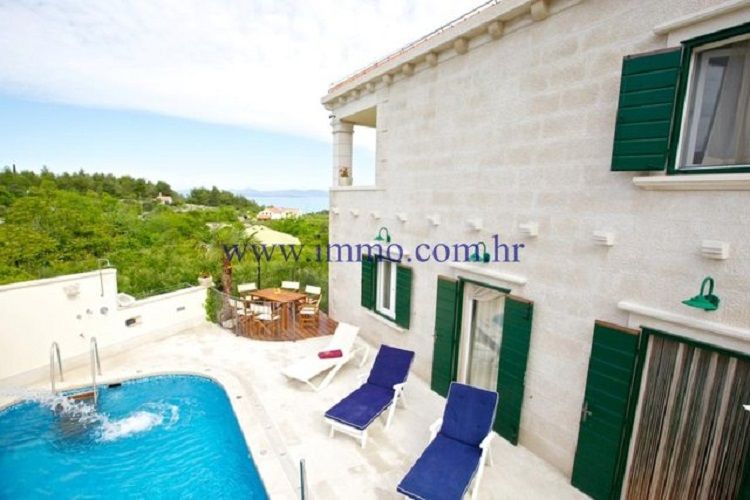 Villa on Brac, Croatia, 300 m² - picture 1