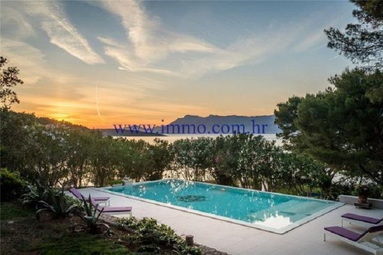 Villa sur le Brač, Croatie, 576 m² - image 1