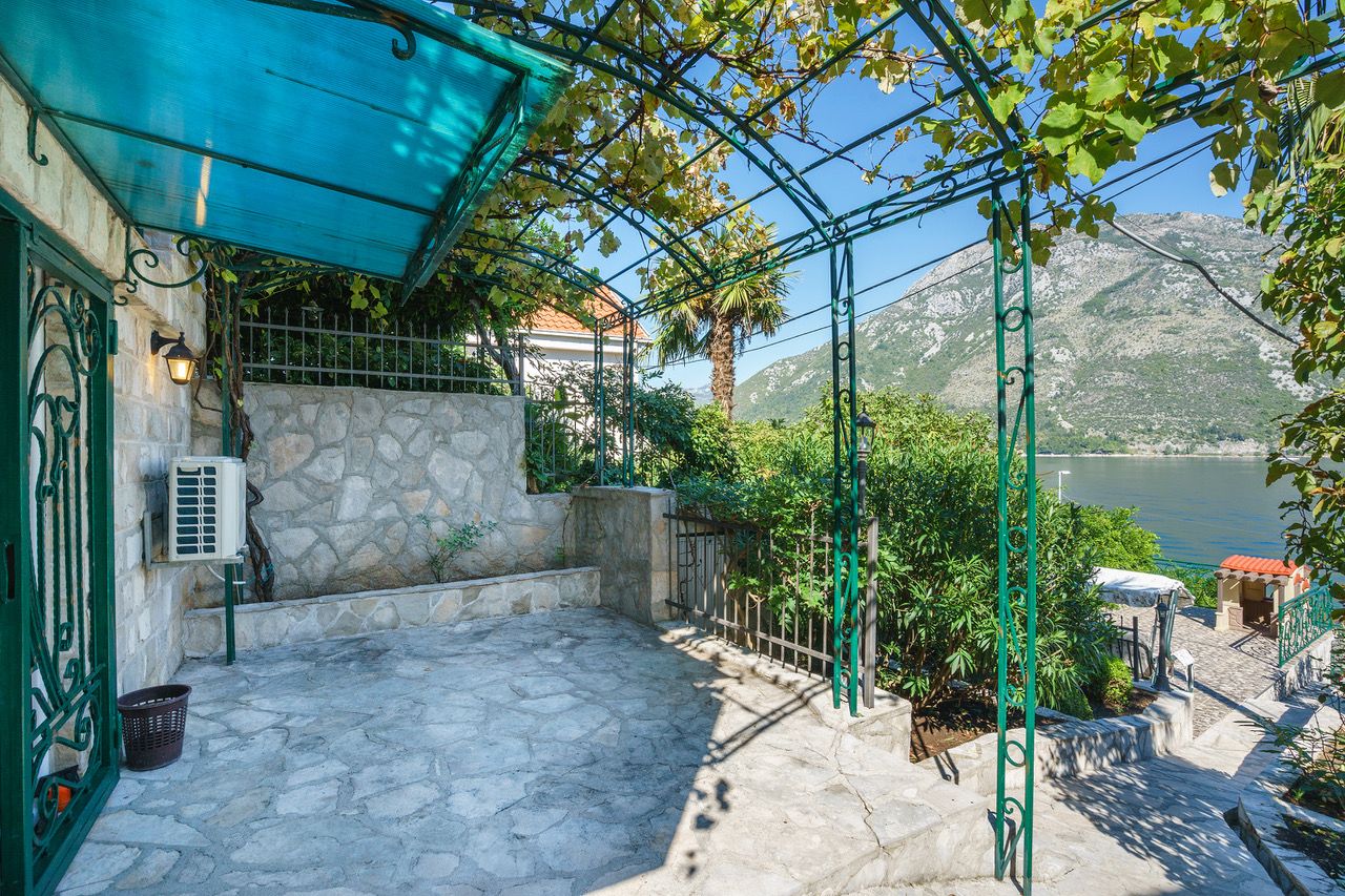 Villa in Stoliv, Montenegro, 300 m² - picture 5