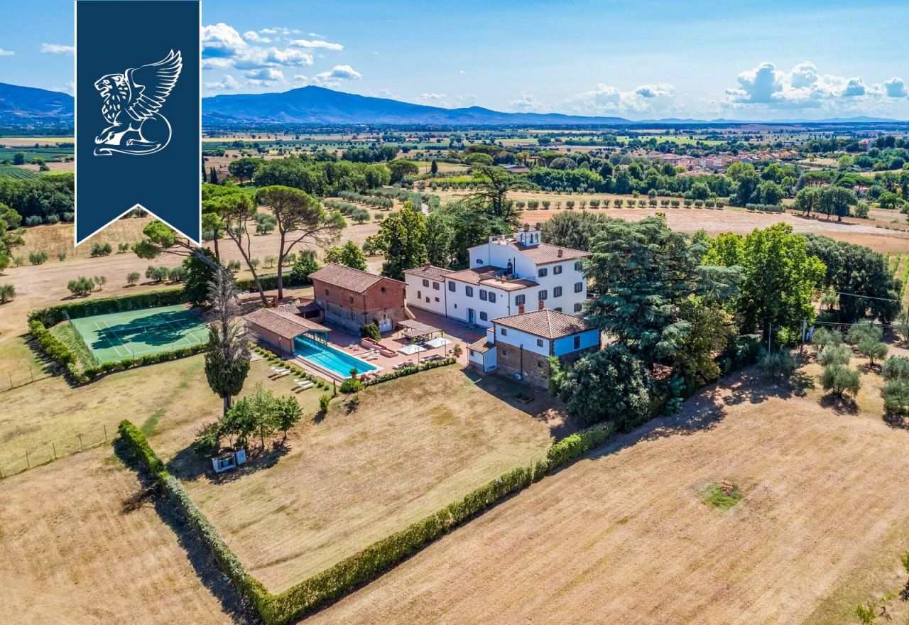 Villa in Arezzo, Italien, 1 200 m² - Foto 1