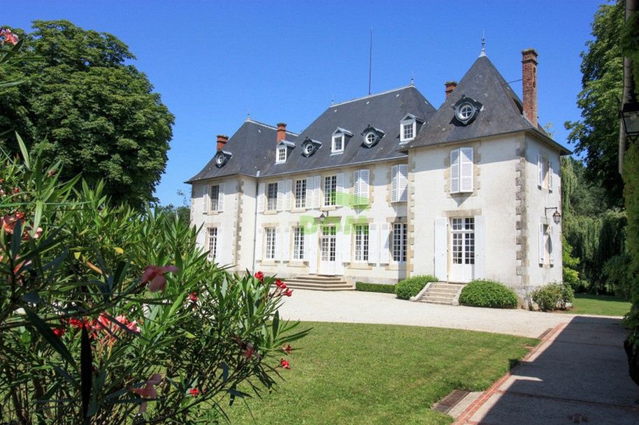 Château en Poitou-Charentes, France, 700 m² - image 1