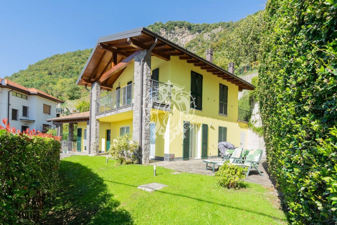 Villa in Cernobbio, Italien, 230 m² - Foto 1