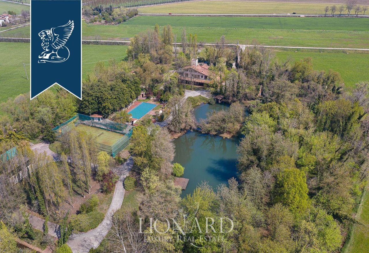 Villa in Mantova, Italy, 1 000 m² - picture 1
