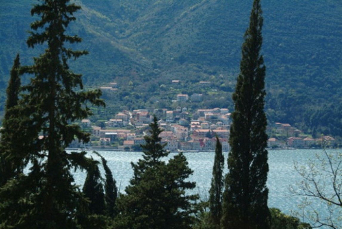 Grundstück in Dobrota, Montenegro, 1 200 m² - Foto 1